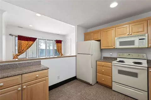 Kitchen - 453 Timberlea Trl, Kettering, OH 45429 photo 9 of 9