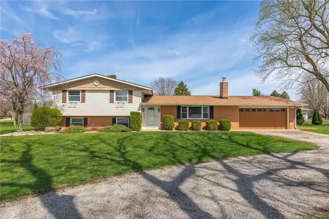 1026 Trianon Dr, Xenia, OH 45385