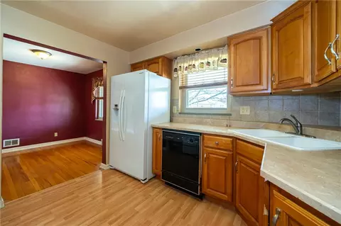 Kitchen - 639 Storms Rd, Kettering, OH 45429 photo 4 of 5