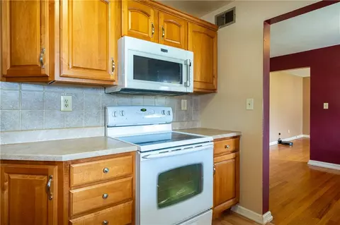 Kitchen - 639 Storms Rd, Kettering, OH 45429 photo 5 of 5