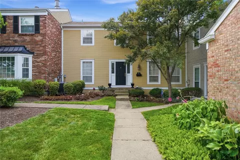 3 S Applewood Ct, Fairfield, OH 45014