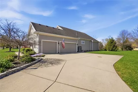 Exterior - 582 Yankee Trace Dr, Centerville, OH 45458 photo 5 of 9