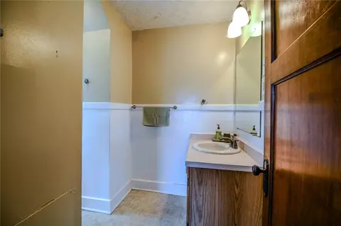 Bath - 2713 San Rae Dr, Kettering, OH 45419 photo 2 of 3