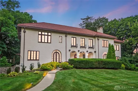 25 W Thruston Blvd, Oakwood, OH 45419