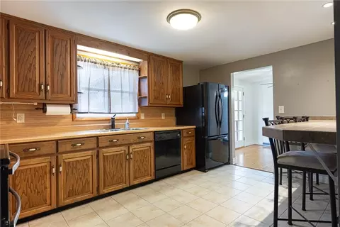 Kitchen - 5235 W Ridgewood Rd, Springfield, OH 45503 photo 2 of 3