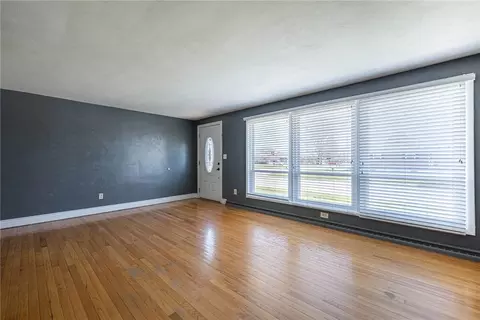 Living - 5235 W Ridgewood Rd, Springfield, OH 45503 photo 3 of 4