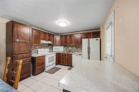 Kitchen - 1371 Summe Dr, Cincinnati, OH 45231 photo 2 of 3