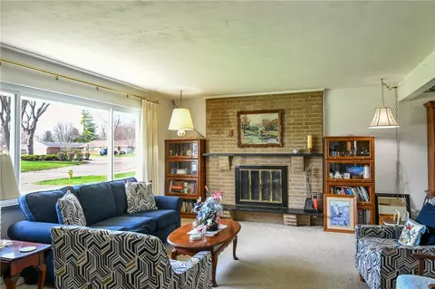 Living - 1191 Berna Ln, Kettering, OH 45429 photo 2 of 6