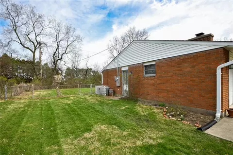 Exterior - 1191 Berna Ln, Kettering, OH 45429 photo 5 of 8