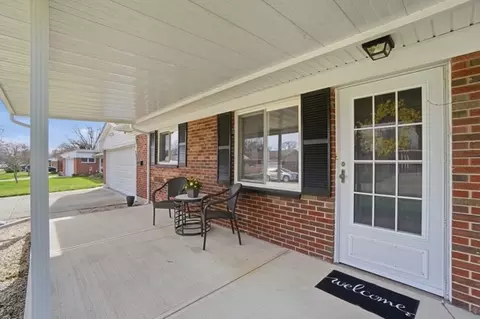 Exterior - 804 Hollendale Dr, Kettering, OH 45429 photo 2 of 5
