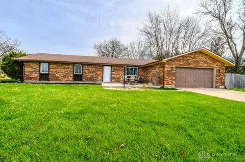 1276 Meadow Bridge Dr, Dayton, OH 45432