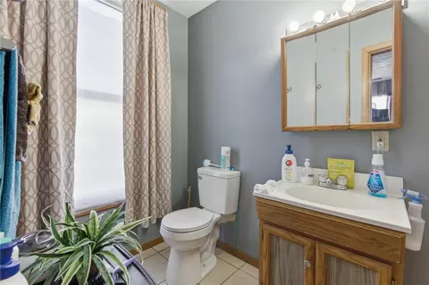 Bath - 933 8th Ave, Middletown, OH 45044 photo 1 of 2