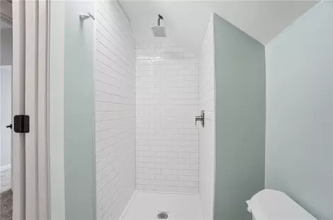 Bath - 112 Bacon St, Cincinnati, OH 45215 photo 6 of 6