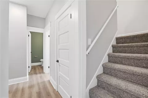 Entry Way - 112 Bacon St, Cincinnati, OH 45215 photo 4 of 7