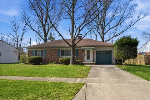 614 Lamont Dr, Kettering, OH 45429