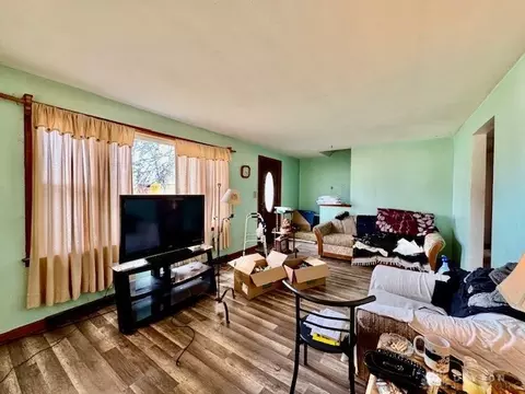 Living - 4733 Curtis Dr, Springfield, OH 45503 photo 4 of 7