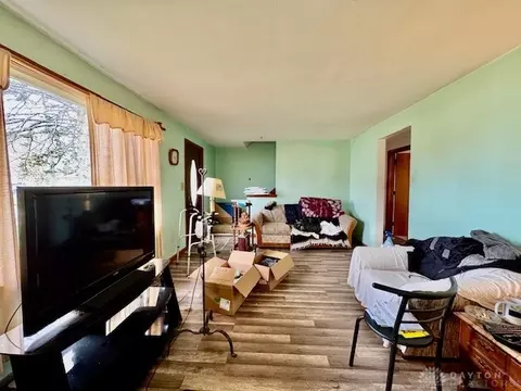 Living - 4733 Curtis Dr, Springfield, OH 45503 photo 5 of 7
