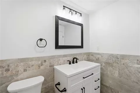 Bath - 1039 Independence Dr, Kettering, OH 45429 photo 6 of 7