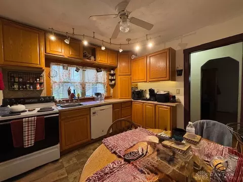 Kitchen - 6220 Springfield Xenia Rd, Springfield, OH 45502 photo 4 of 8