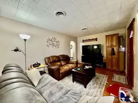 Living - 6220 Springfield Xenia Rd, Springfield, OH 45502 photo 2 of 5