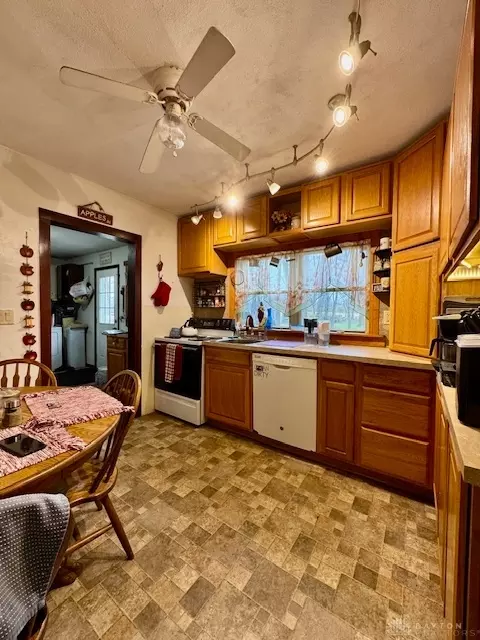 Kitchen - 6220 Springfield Xenia Rd, Springfield, OH 45502 photo 5 of 8