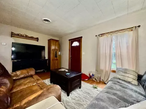 Living - 6220 Springfield Xenia Rd, Springfield, OH 45502 photo 4 of 5