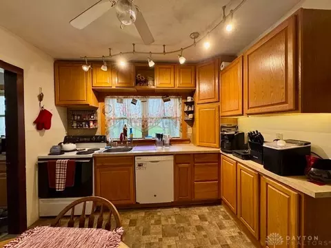 Kitchen - 6220 Springfield Xenia Rd, Springfield, OH 45502 photo 7 of 8