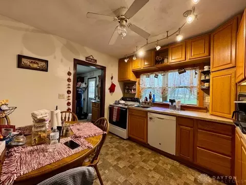 Kitchen - 6220 Springfield Xenia Rd, Springfield, OH 45502 photo 6 of 8