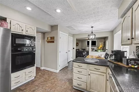 Kitchen - 10200 Wright Brothers Ct, Centerville, OH 45458 photo 2 of 4