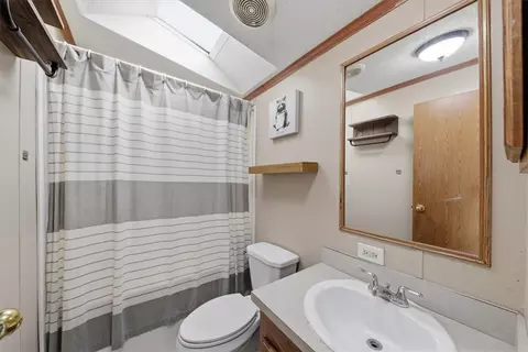 Bath - 2633 Ruby Ln, Middletown, OH 45044 photo 1 of 4