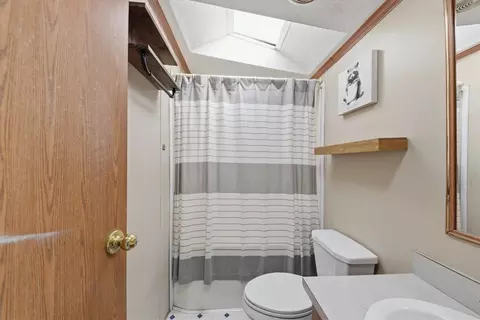 Bath - 2633 Ruby Ln, Middletown, OH 45044 photo 2 of 4