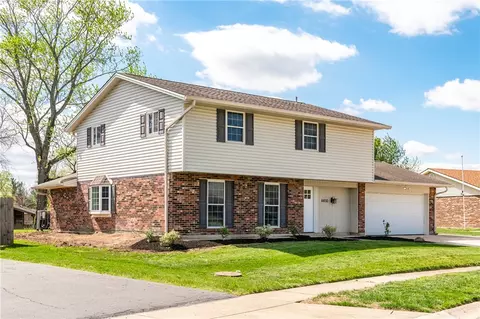 6850 Locustview Dr, Huber Heights, OH 45424