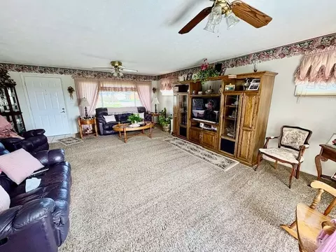 Living - 3079 Rocky Point Rd, Springfield, OH 45502 photo 2 of 5
