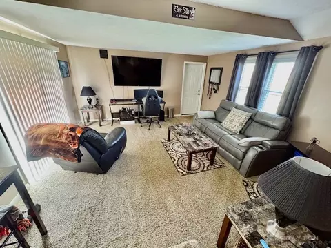 Living - 3079 Rocky Point Rd, Springfield, OH 45502 photo 3 of 5