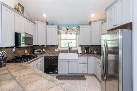 Kitchen - 159 E Lytle 5 Points Rd, Centerville, OH 45458 photo 2 of 3