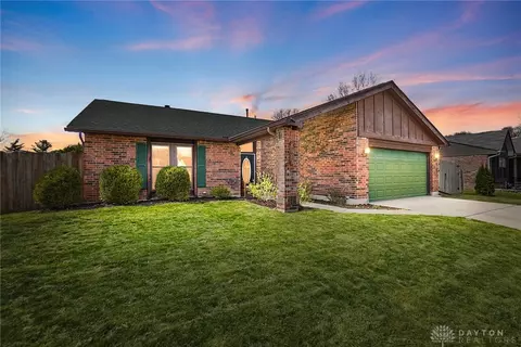 8969 Gardengate Dr, Huber Heights, OH 45424