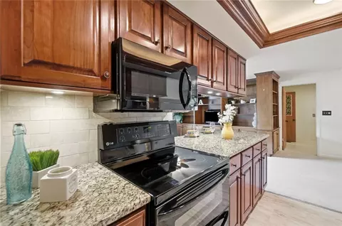 Kitchen - 2325 E Rahn Rd, Kettering, OH 45440 photo 2 of 7