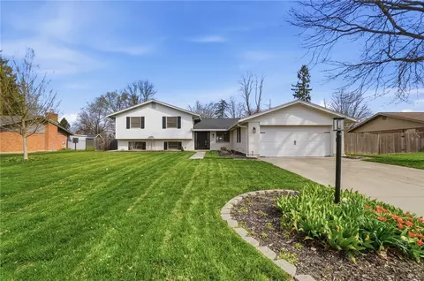 Exterior - 1007 Hyde Park Dr, Centerville, OH 45429 photo 2 of 9