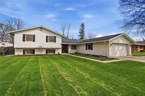 1007 Hyde Park Dr, Centerville, OH 45429