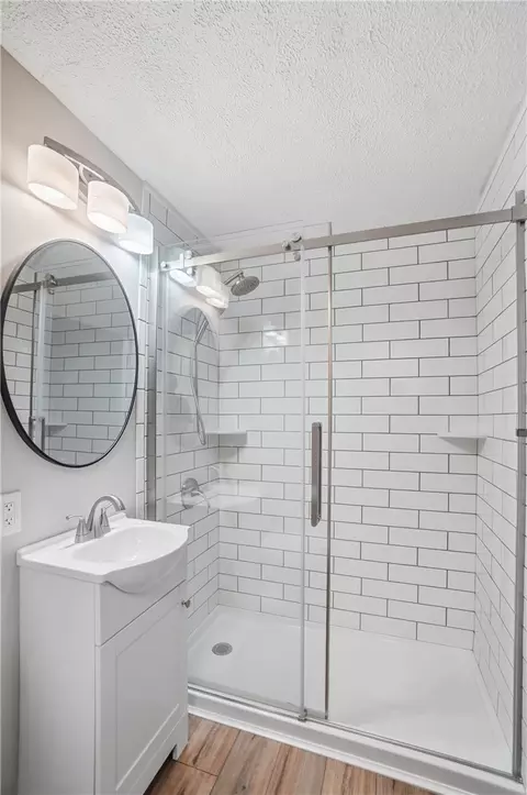 Bath - 2637 Oakley Ave, Kettering, OH 45419 photo 2 of 2