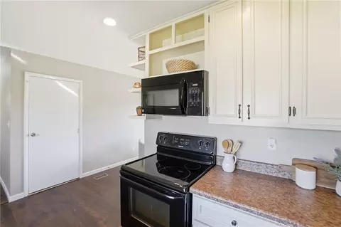 Kitchen - 3211 Haverhill St, Springfield, OH 45503 photo 2 of 3