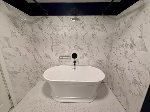 Bath - 1415 Montego Dr, Springfield, OH 45503 photo 2 of 5