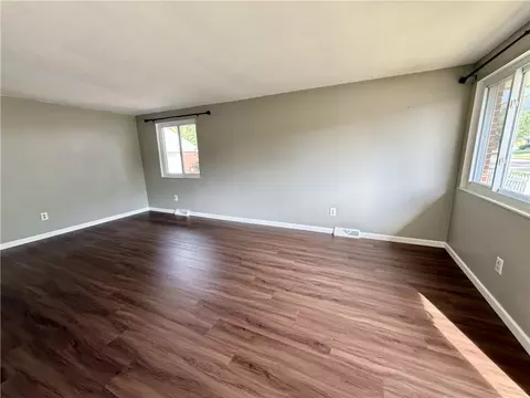 Living - 1415 Montego Dr, Springfield, OH 45503 photo 2 of 4