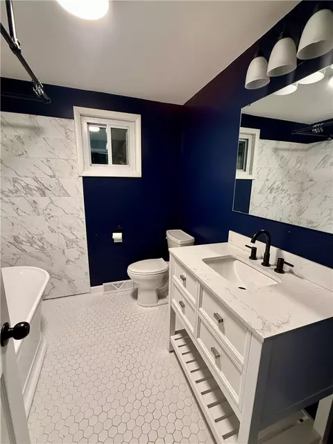 Bath - 1415 Montego Dr, Springfield, OH 45503 photo 3 of 5
