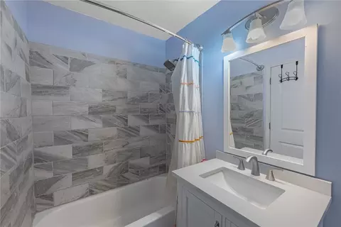 Bath - 60 John St, Franklin, OH 45005 photo 1 of 1