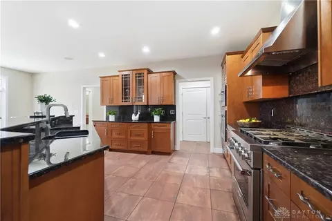 Kitchen - 7545 Deer Path Ct, Springboro, OH 45066 photo 3 of 8