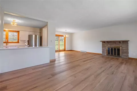 Living - 804 Lovetta Dr, Kettering, OH 45429 photo 3 of 5