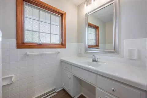 Bath - 804 Lovetta Dr, Kettering, OH 45429 photo 2 of 3