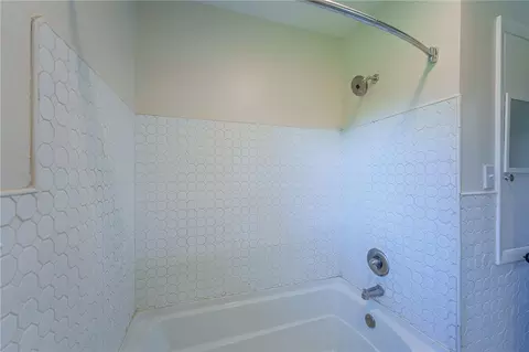 Bath - 1708 Brookhollow Dr, Springfield, OH 45504 photo 2 of 4