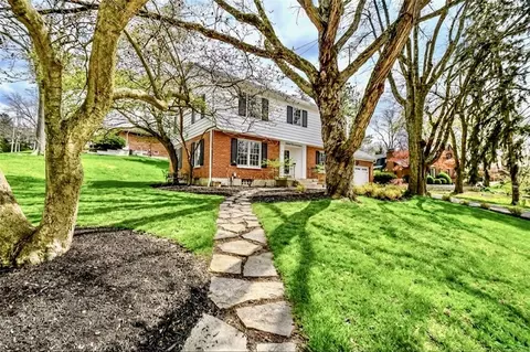 1500 Devereux Dr, Oakwood, OH 45419